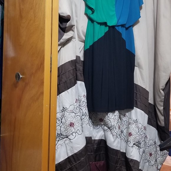 Colorblock V Neck Dress - Picture 4 of 12